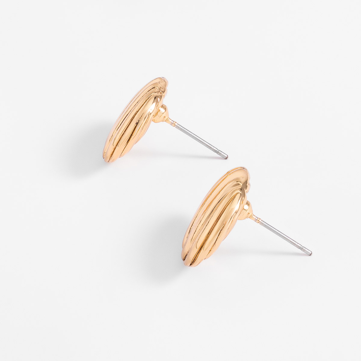 Aretes poste en baño de oro diseño abombado texturizado
