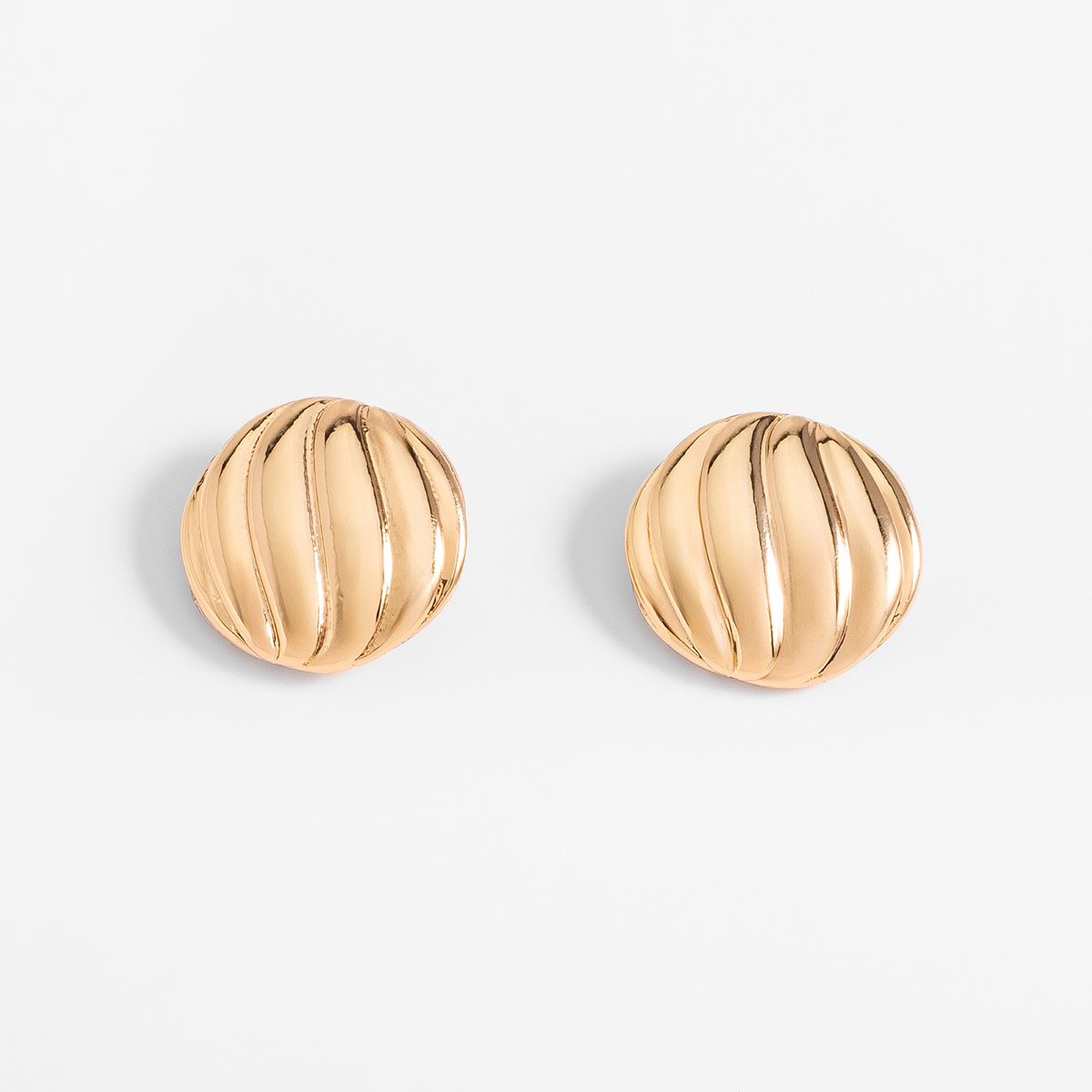 Aretes poste en baño de oro diseño abombado texturizado