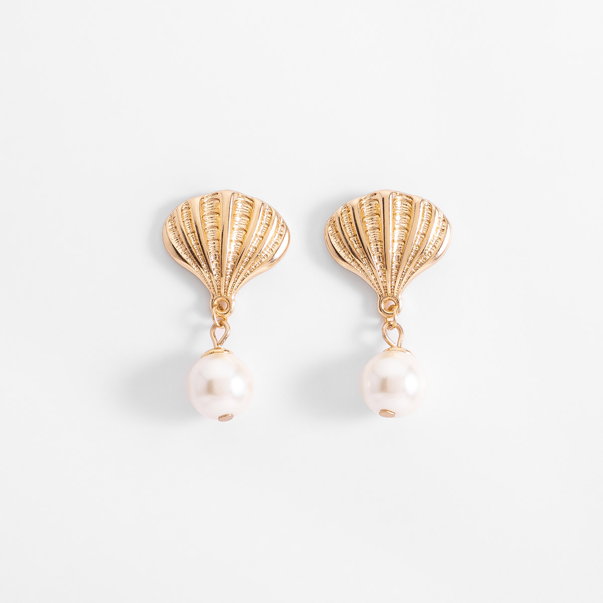 Aretes en baño de oro con concha marina y perla sintética