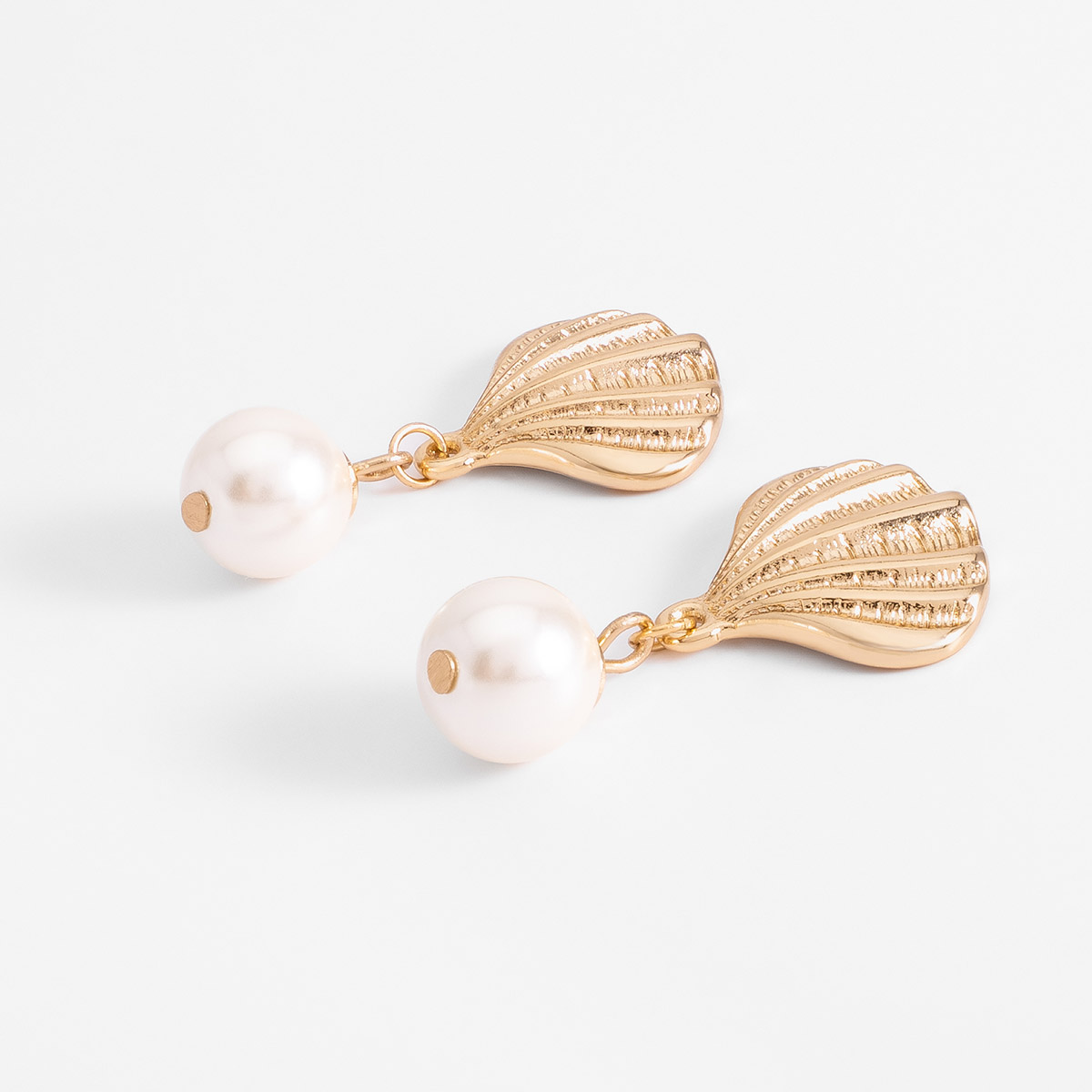 Aretes en baño de oro con concha marina y perla sintética