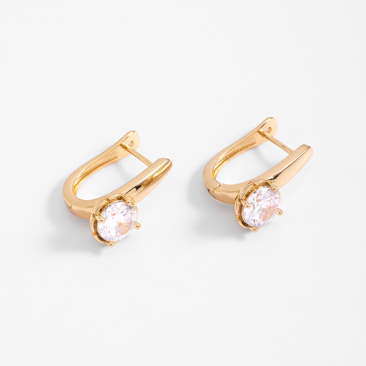 Aretes en baño de oro con piedra en tono cristal diseño poste