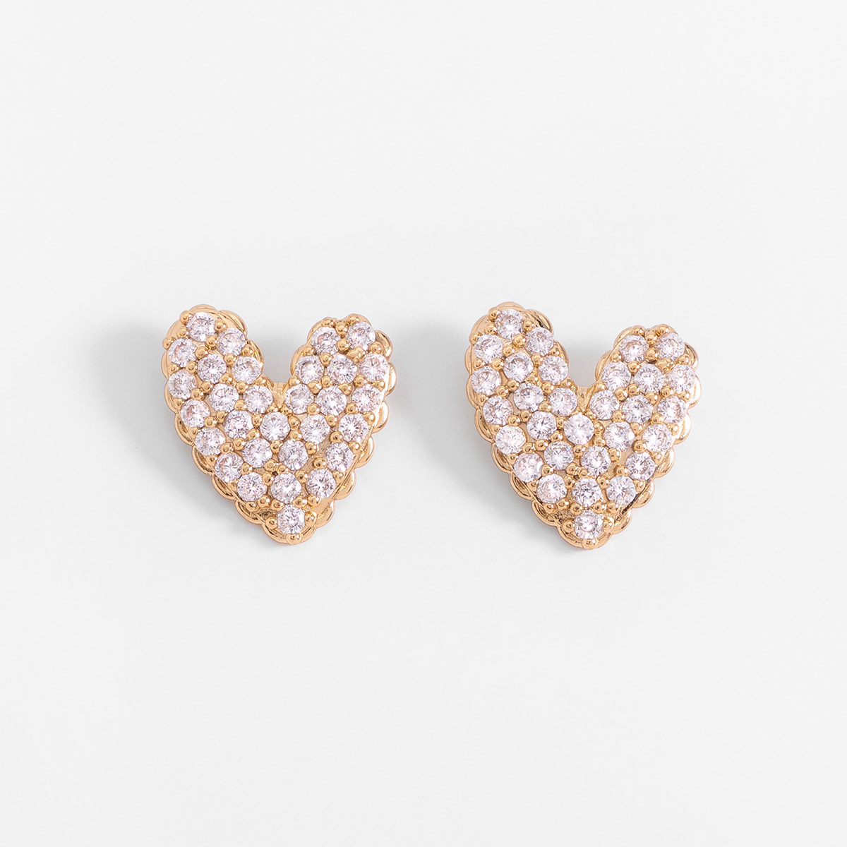 Aretes en baño de oro forma de corazón con piedras en tono cristal