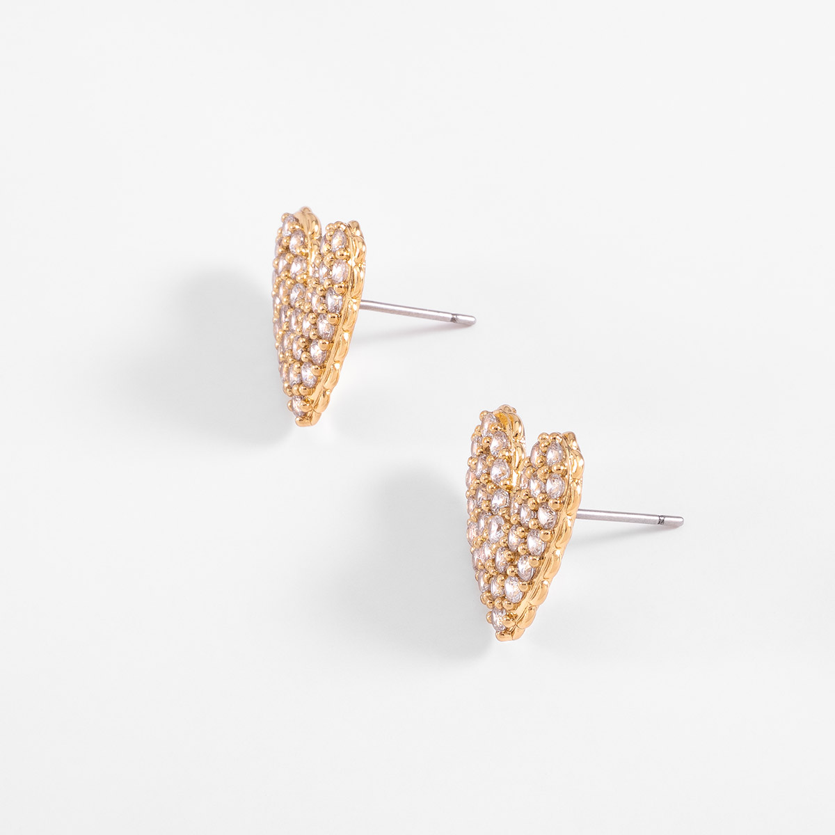 Aretes en baño de oro forma de corazón con piedras en tono cristal