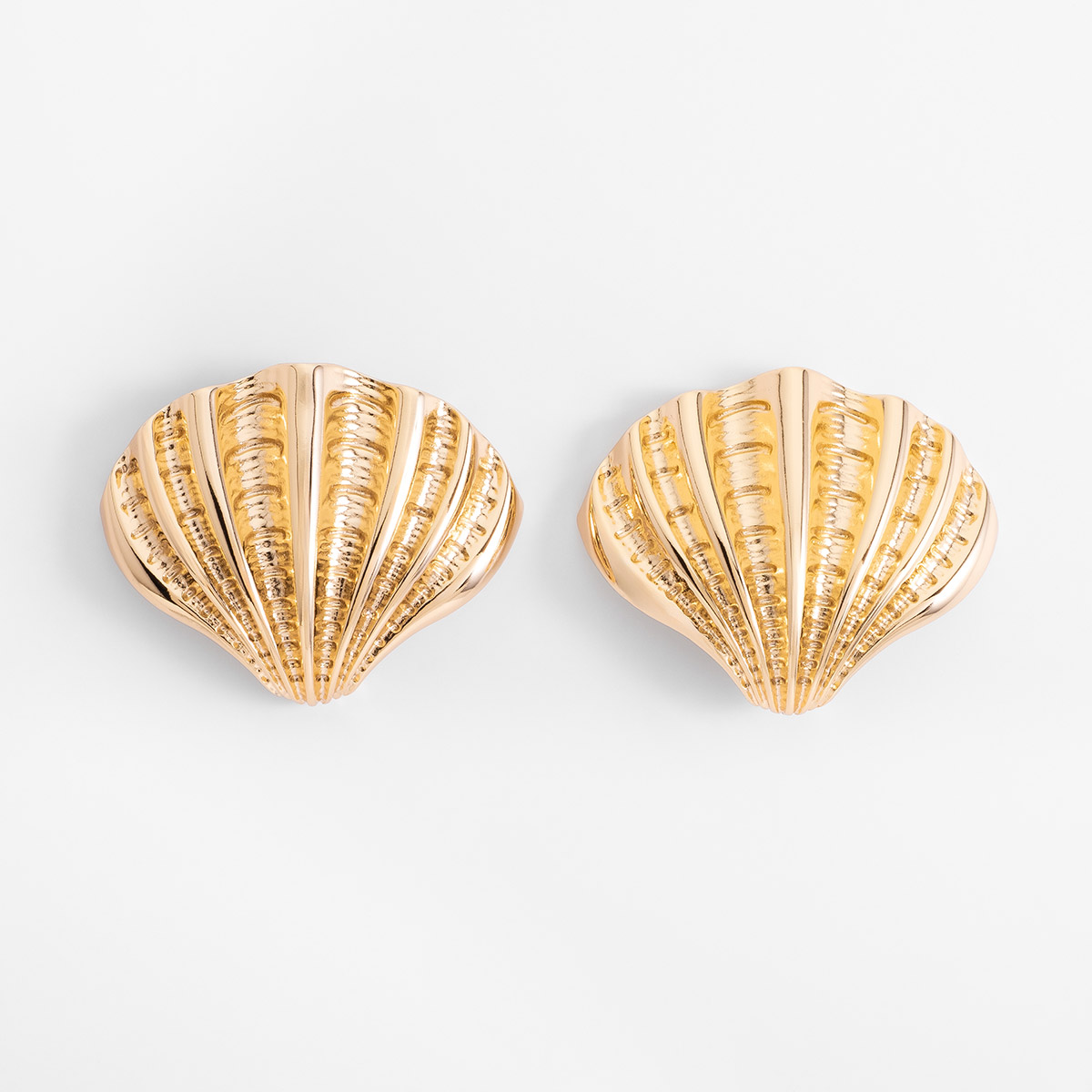 Aretes en baño de oro diseño concha marina texturizada poste