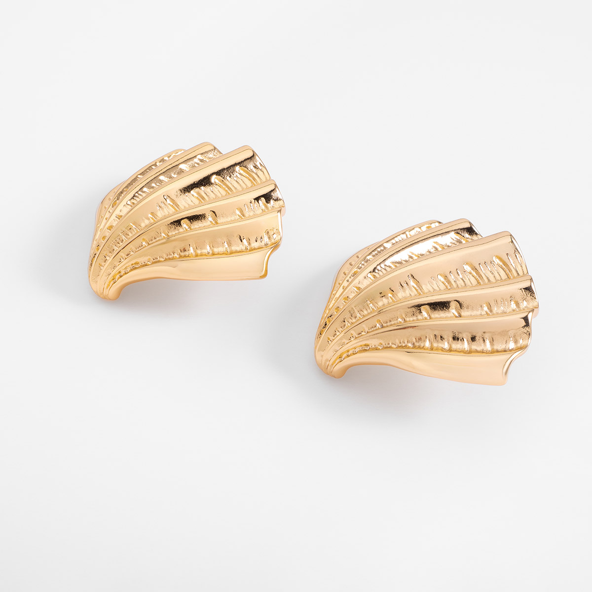 Aretes en baño de oro diseño concha marina texturizada poste