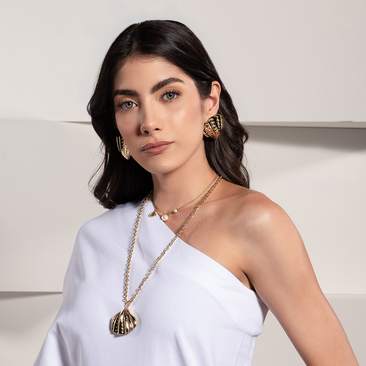 Aretes en baño de oro diseño concha marina texturizada poste