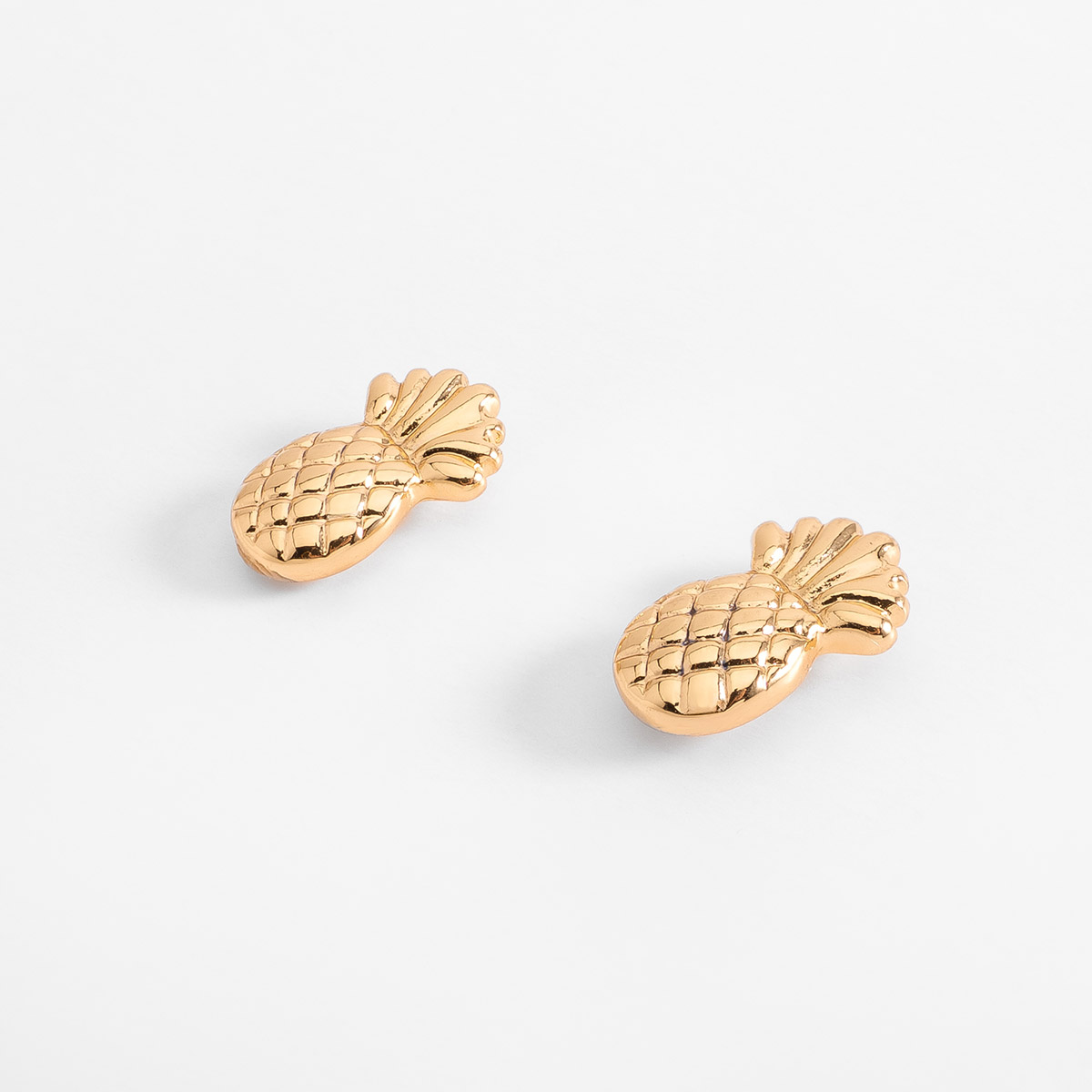 Aretes poste en baño de oro diseño piña pulida