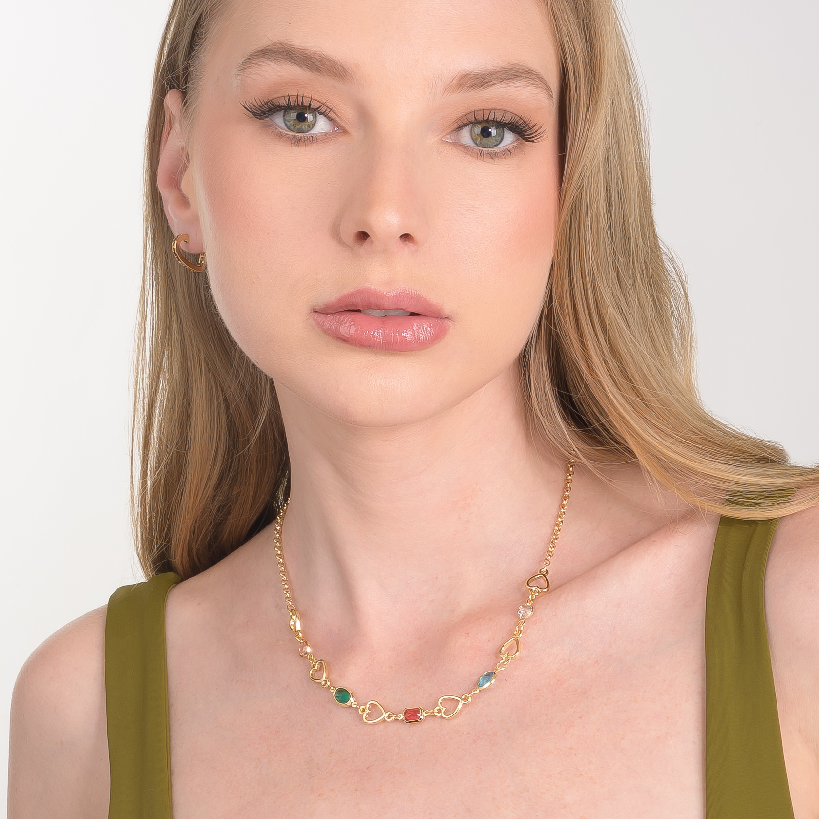 Aretes en baño de oro con diseño de corazón y aplicaciones de piedras multicolor