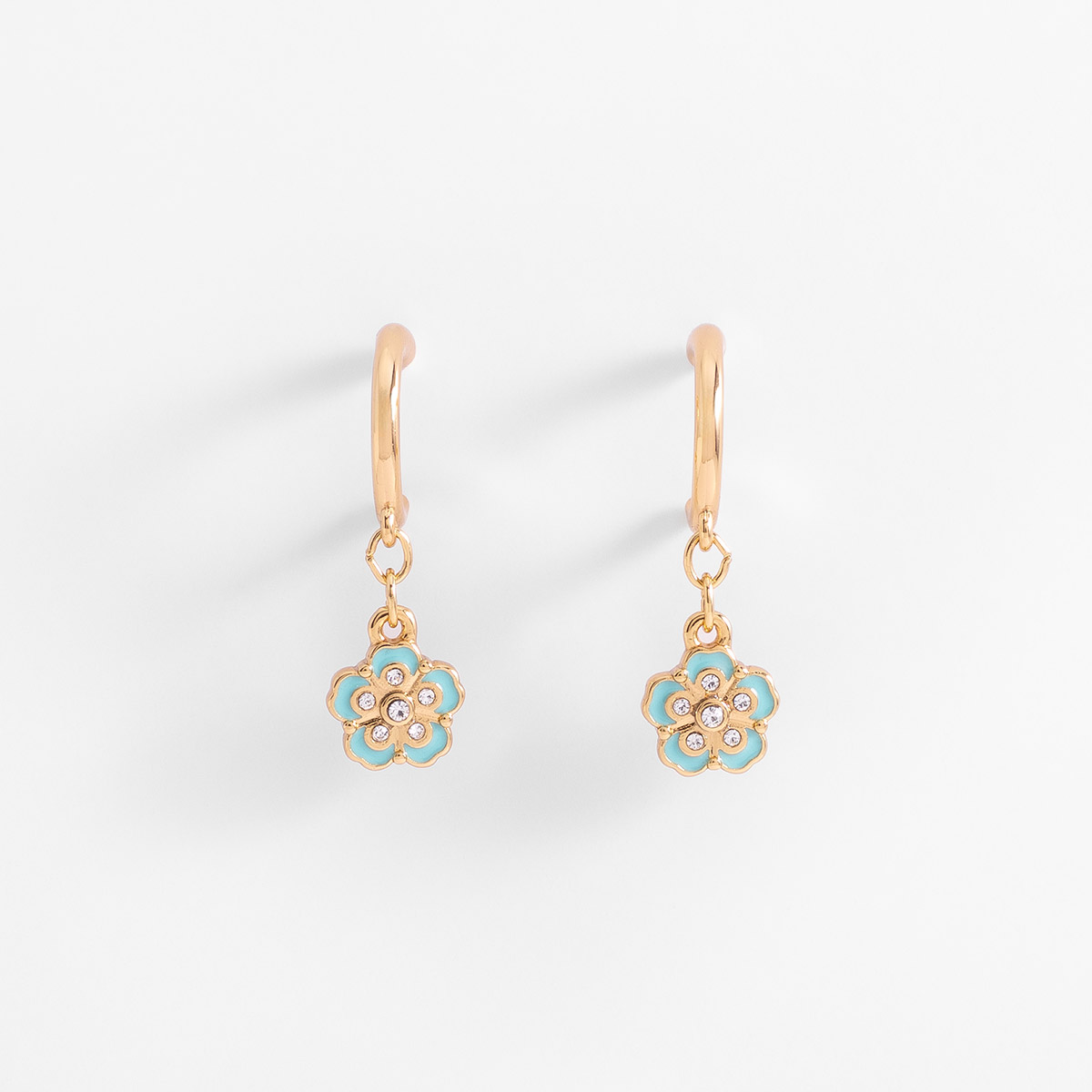 Aretes poste en baño de oro con flores y esmalte azul pastel