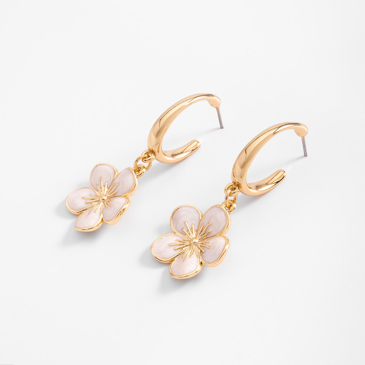 Aretes en baño de oro con flor colgante esmalte pastel poste