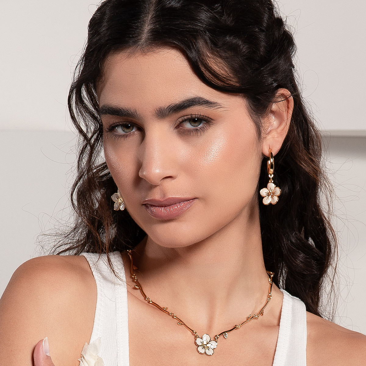 Aretes en baño de oro con flor colgante esmalte pastel poste