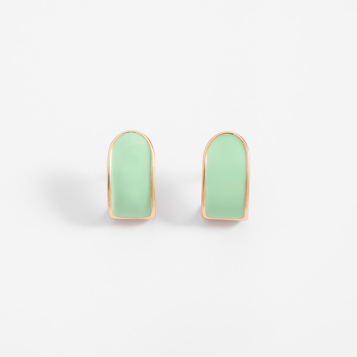 Aretes en baño de oro con esmalte verde pastel diseño poste