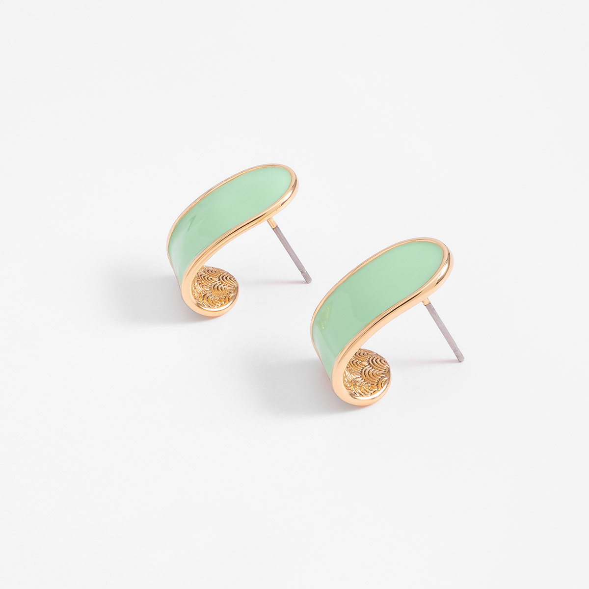 Aretes en baño de oro con esmalte verde pastel diseño poste