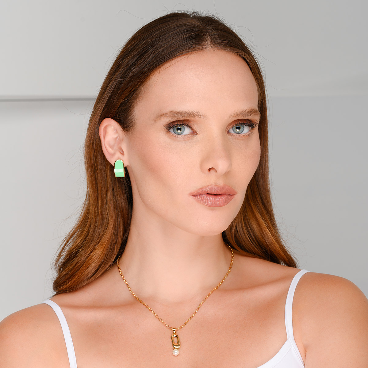 Aretes en baño de oro con esmalte verde pastel diseño poste