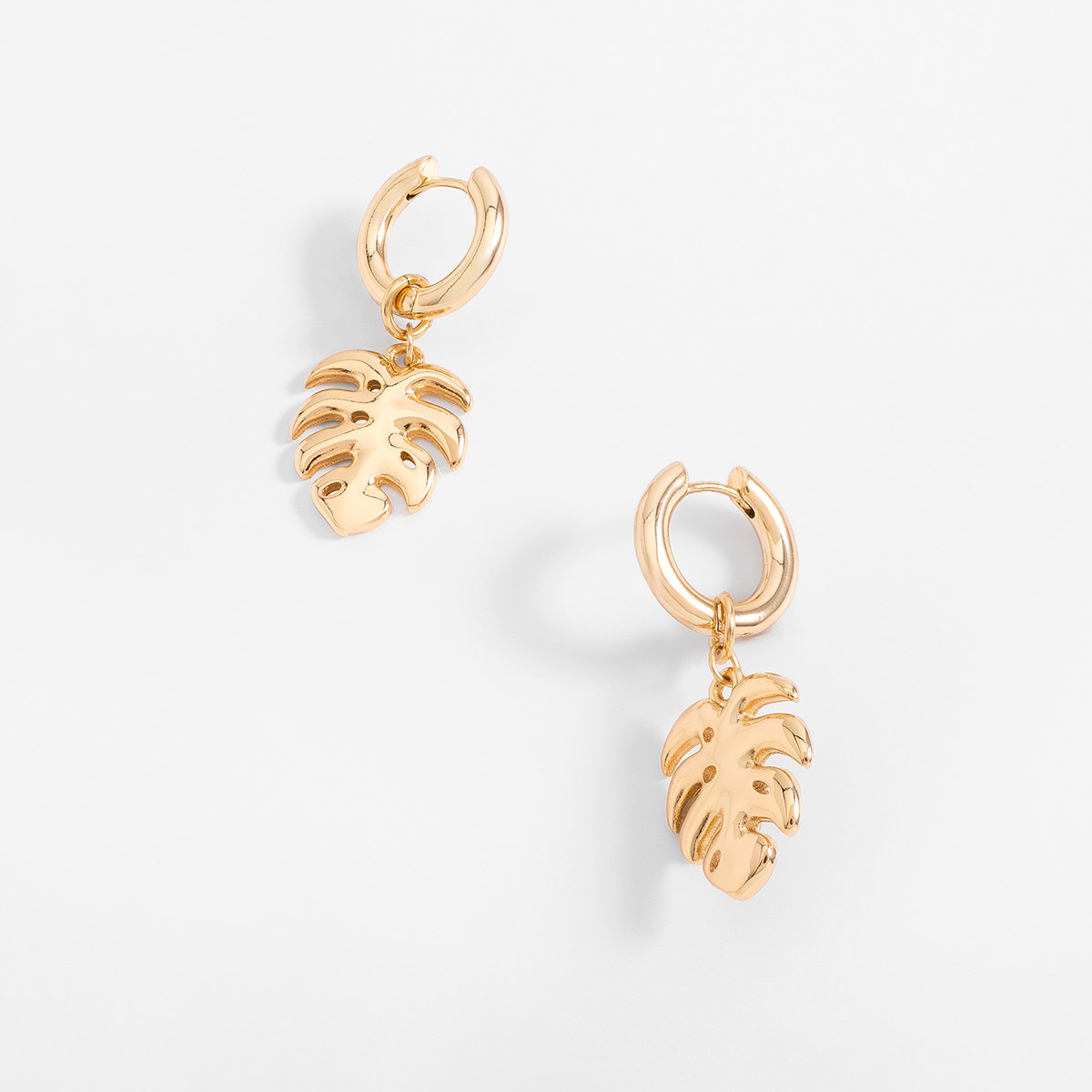 Aretes aro en baño de oro con dije hoja tropical pulida