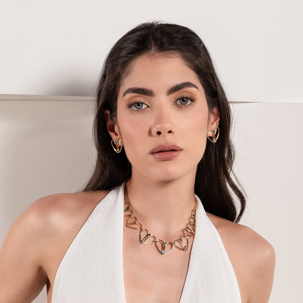 Aretes en baño de oro con corazón abierto y piedras coloridas poste