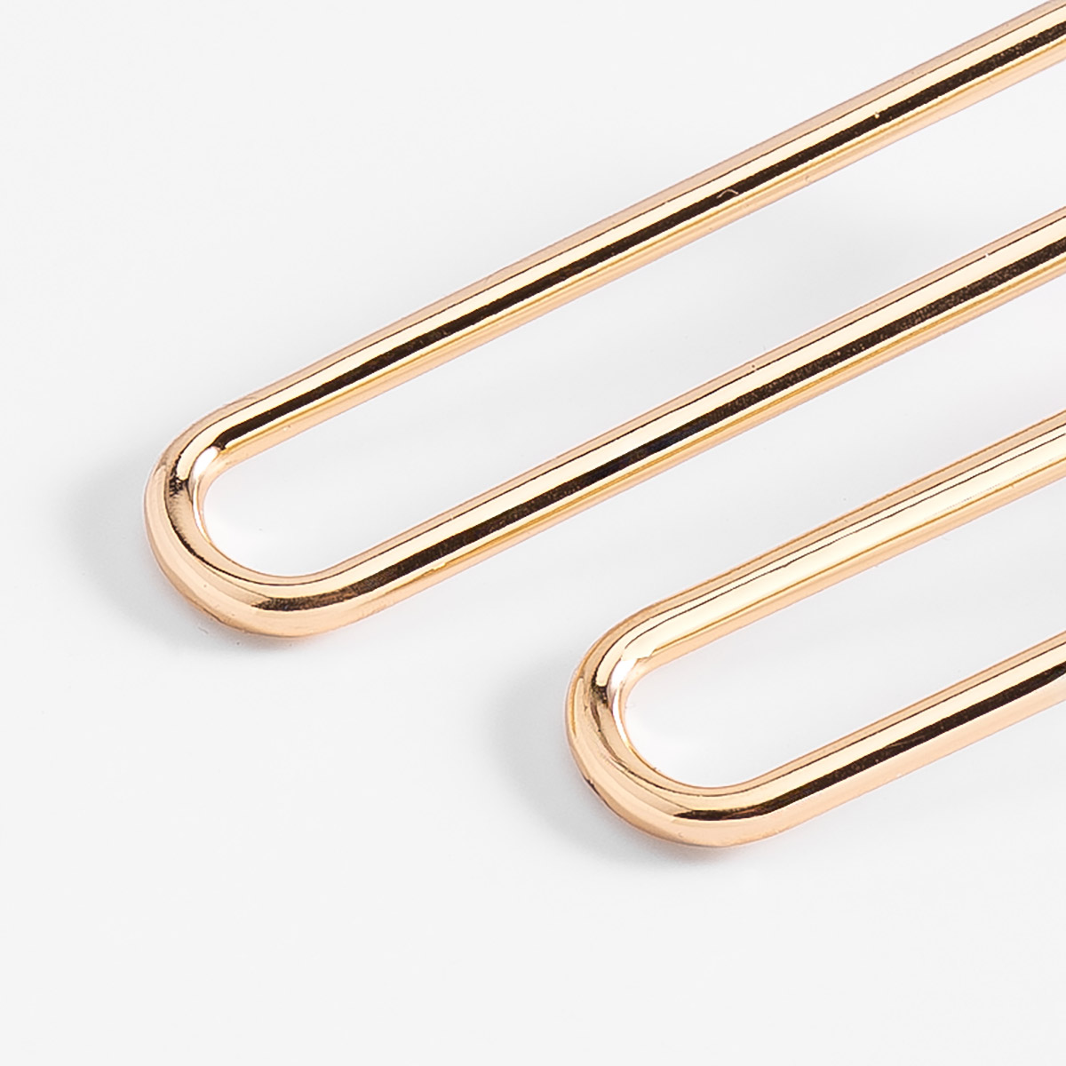 Aretes en baño de oro diseño rectangular minimalista alto 6 cm