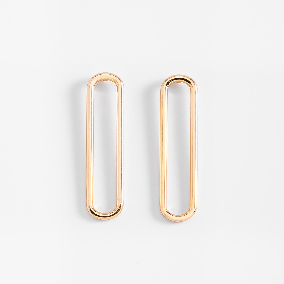 Aretes en baño de oro diseño rectangular minimalista alto 6 cm