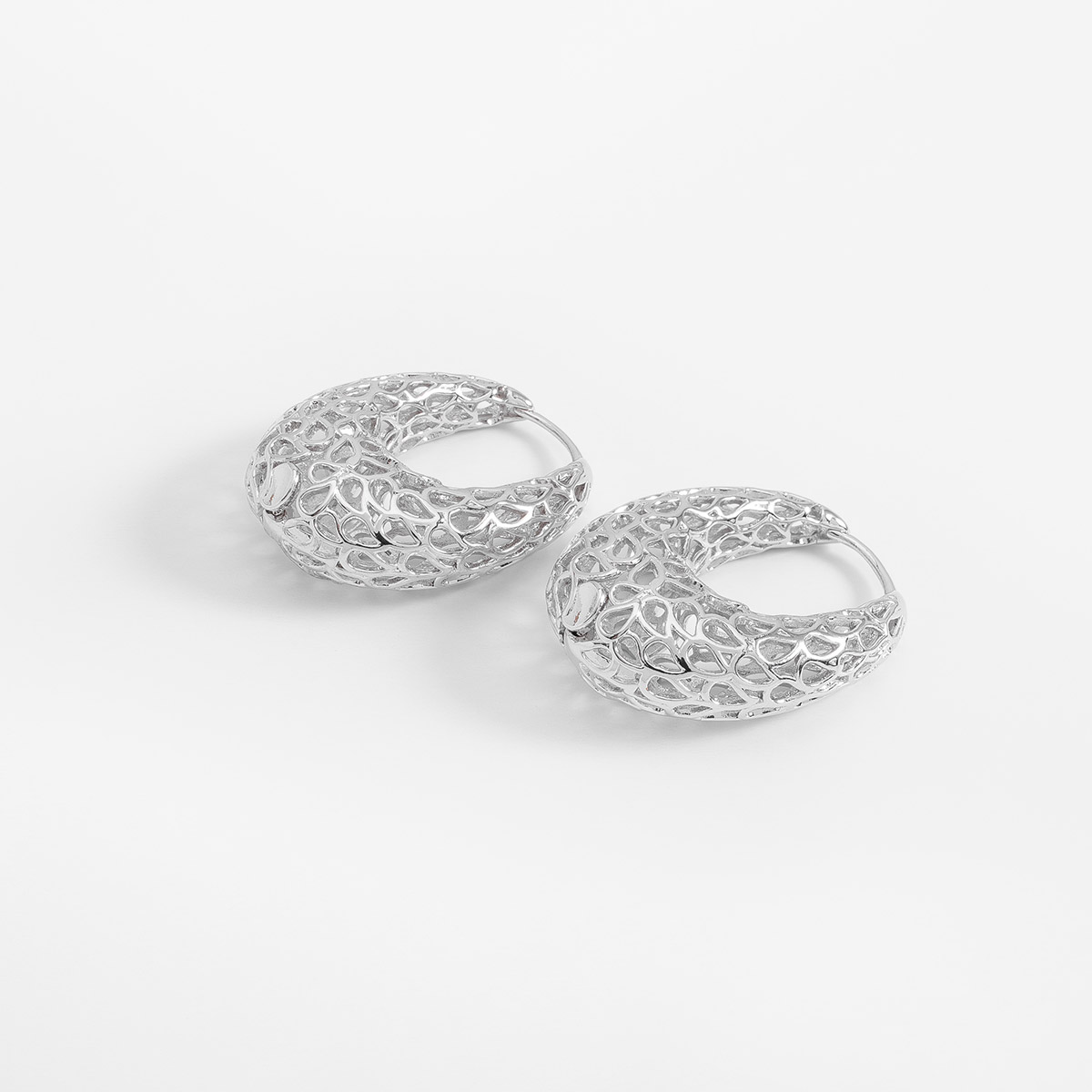 Aretes argolla en baño de rodio diseño calado contemporáneo