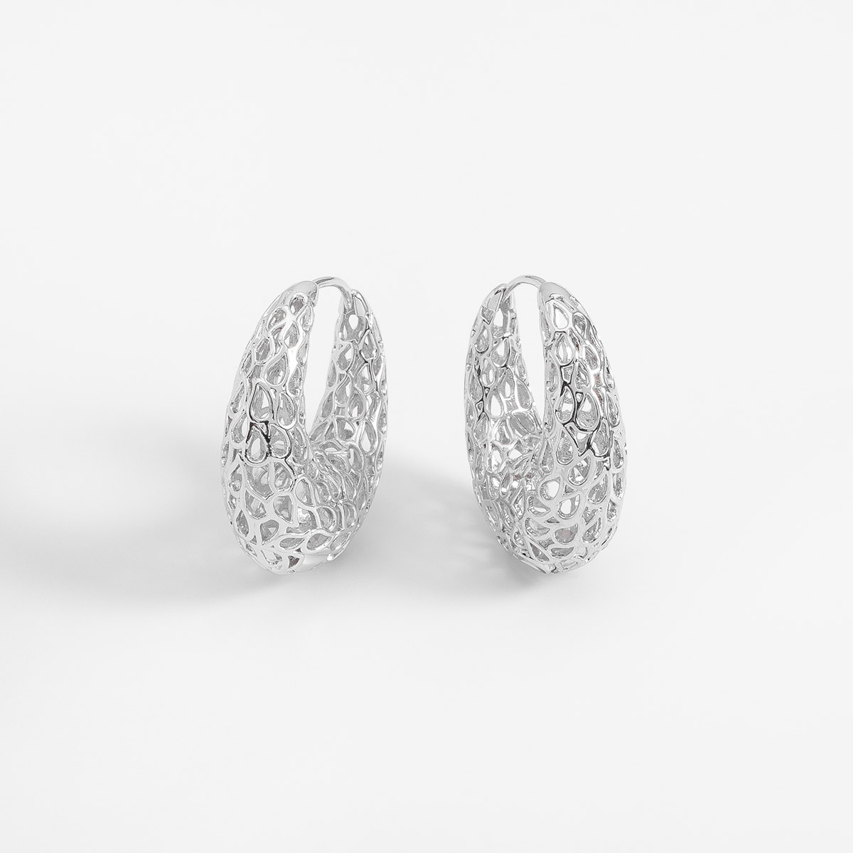 Aretes argolla en baño de rodio diseño calado contemporáneo