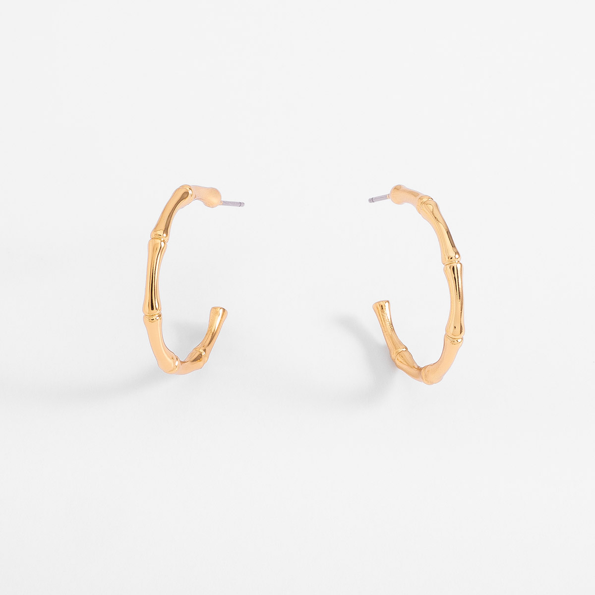 Aretes poste en baño de oro diseño medio aro bambú
