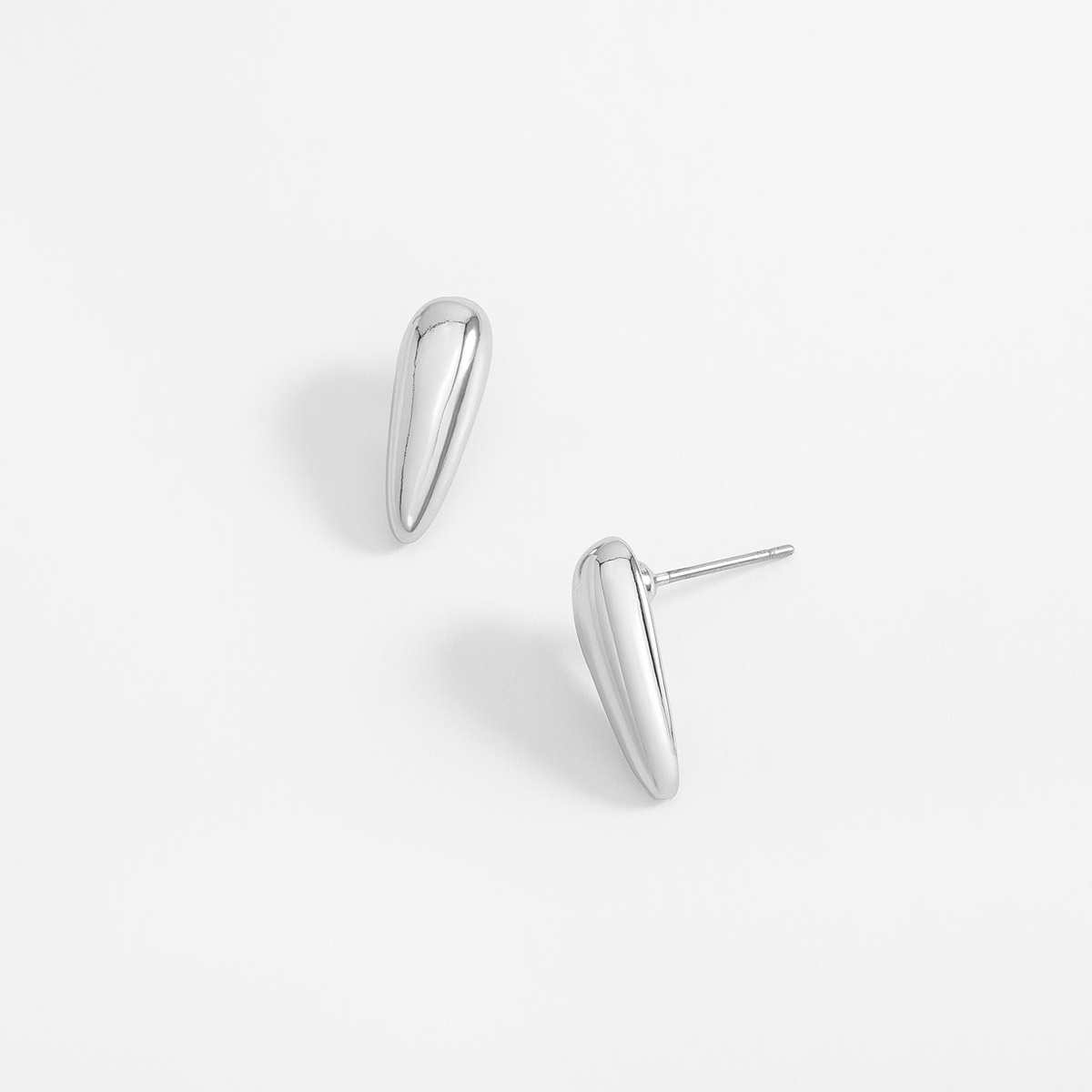 Aretes poste en baño de rodio diseño gota minimalista