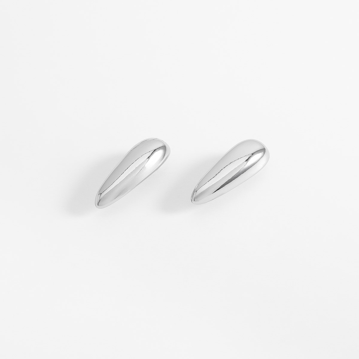 Aretes poste en baño de rodio diseño gota minimalista