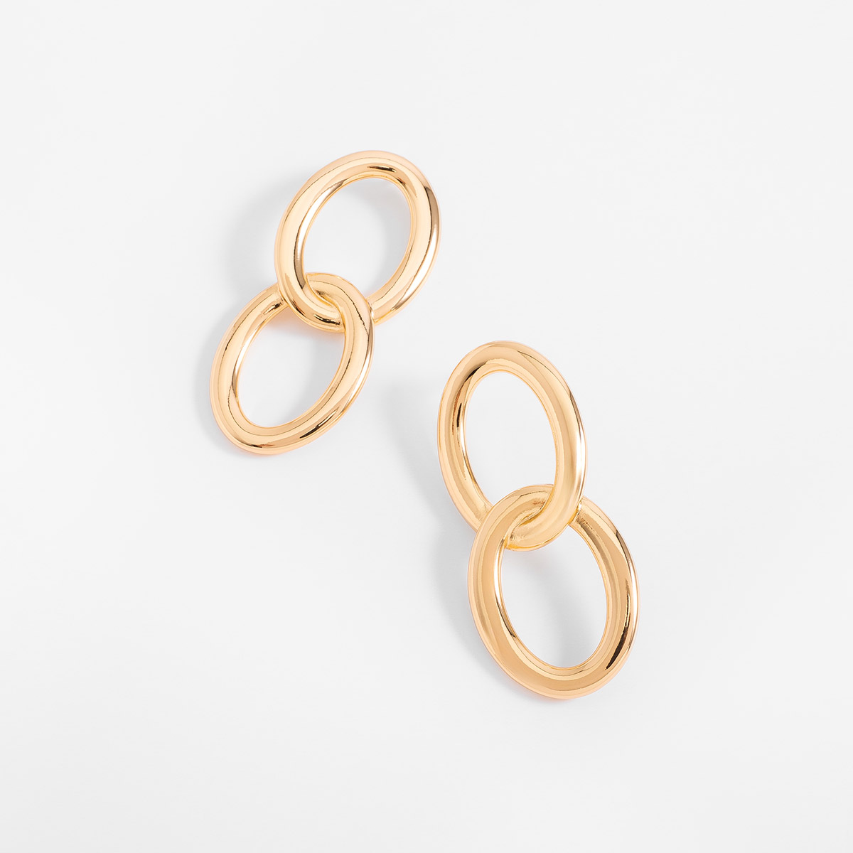 Aretes poste en baño de oro con diseño de eslabones dobles