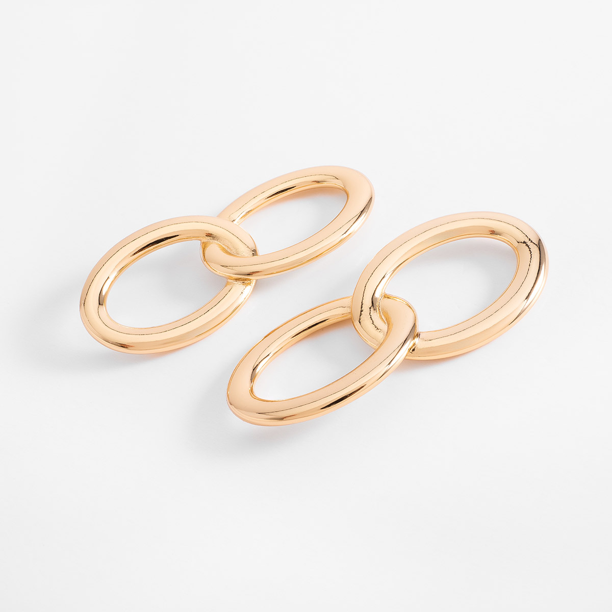 Aretes poste en baño de oro con diseño de eslabones dobles