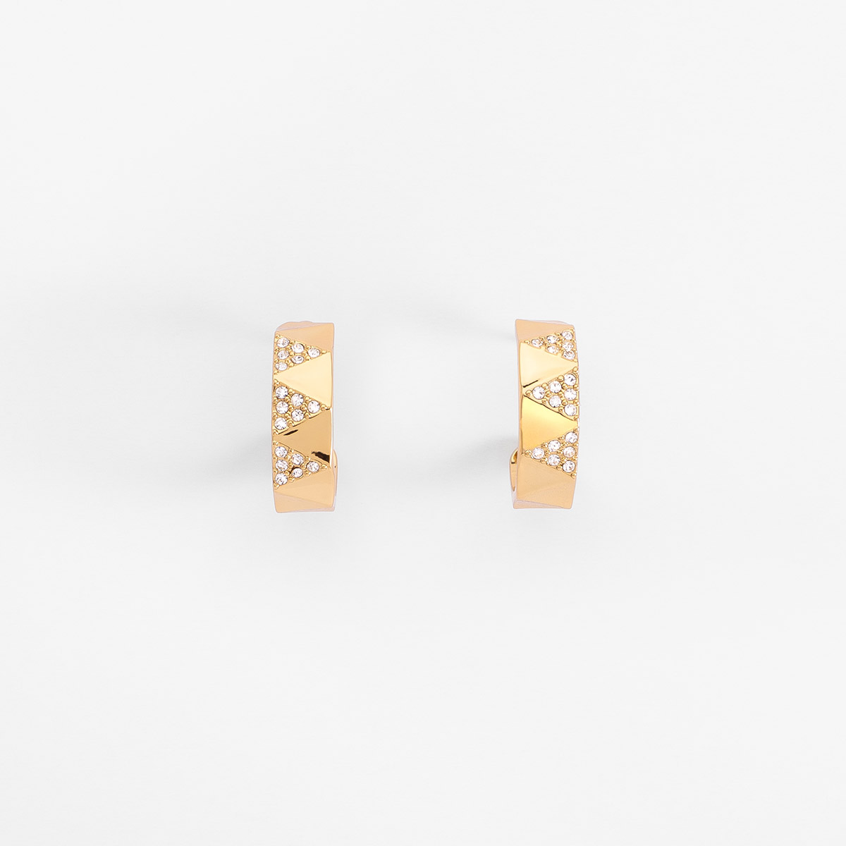 Aretes poste en baño de oro medio aro triángulos brillantes