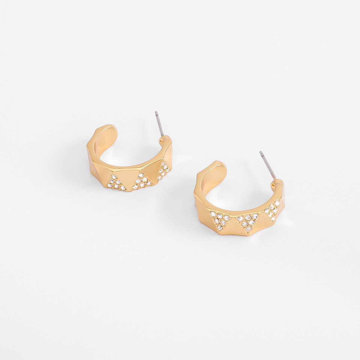 Aretes poste en baño de oro medio aro triángulos brillantes