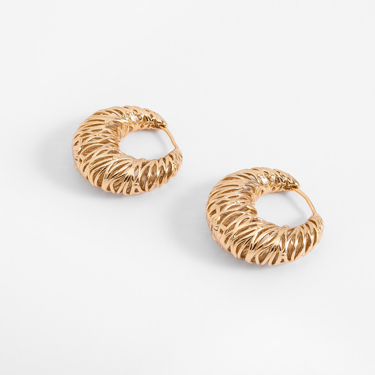 Aretes argolla en baño de oro diseño volumétrico texturizado
