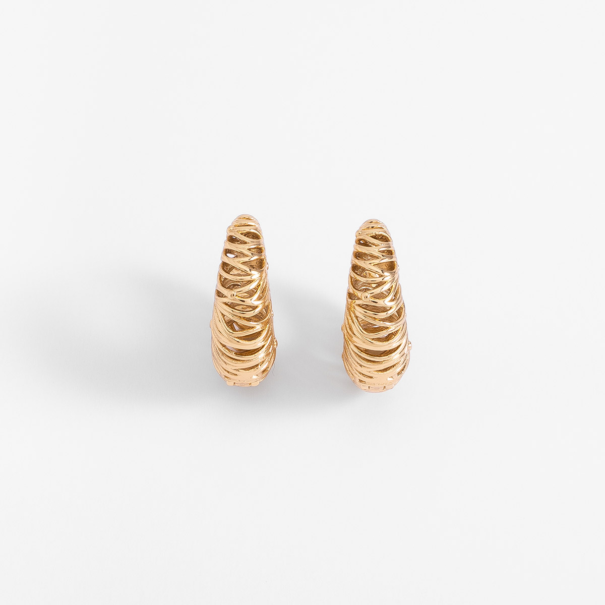 Aretes argolla en baño de oro diseño volumétrico texturizado