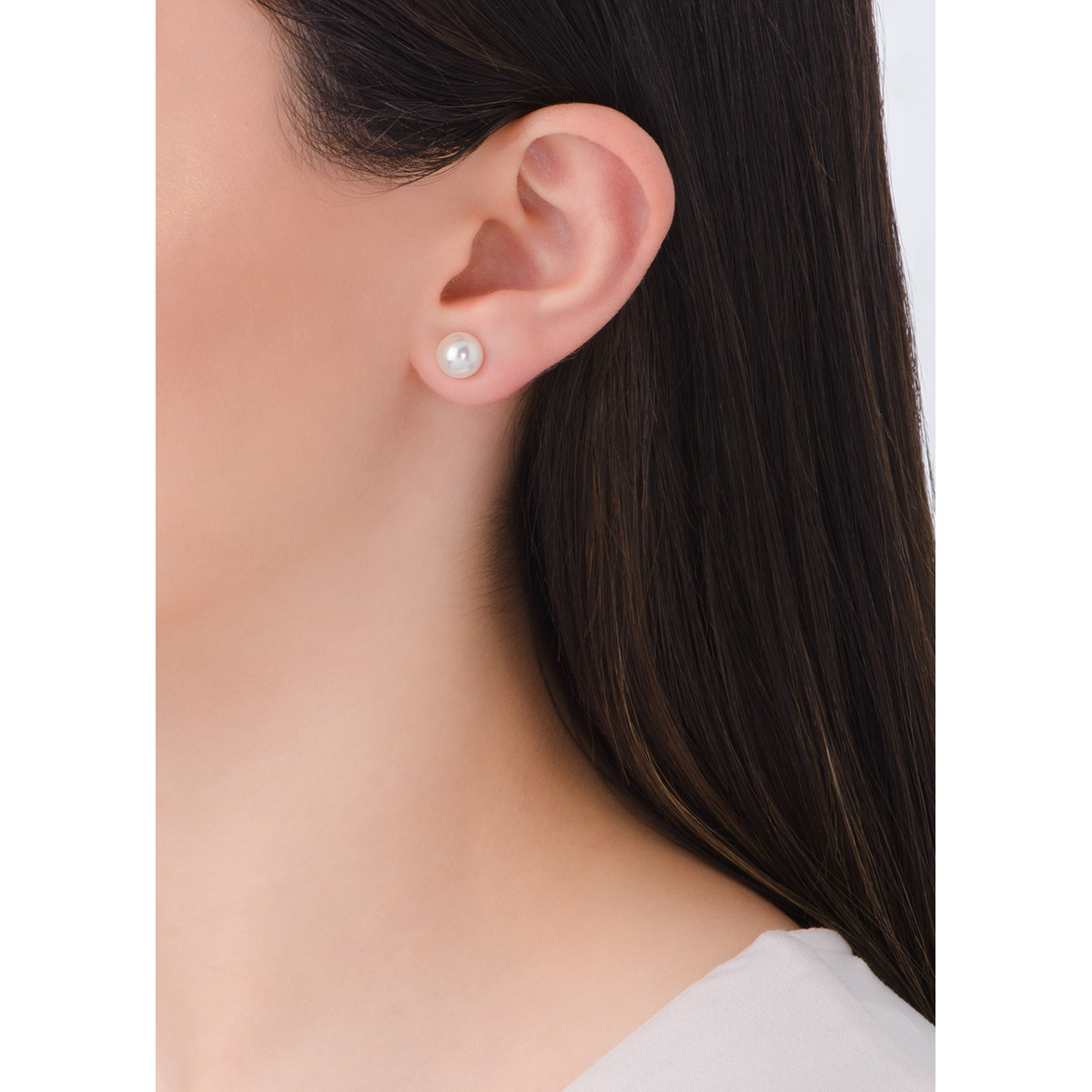 Clásicos pendientes de perlas en tono crema, en baño de platino.
-        Aretes con poste
-        Baño de Platino
-        Perla en tono crema
