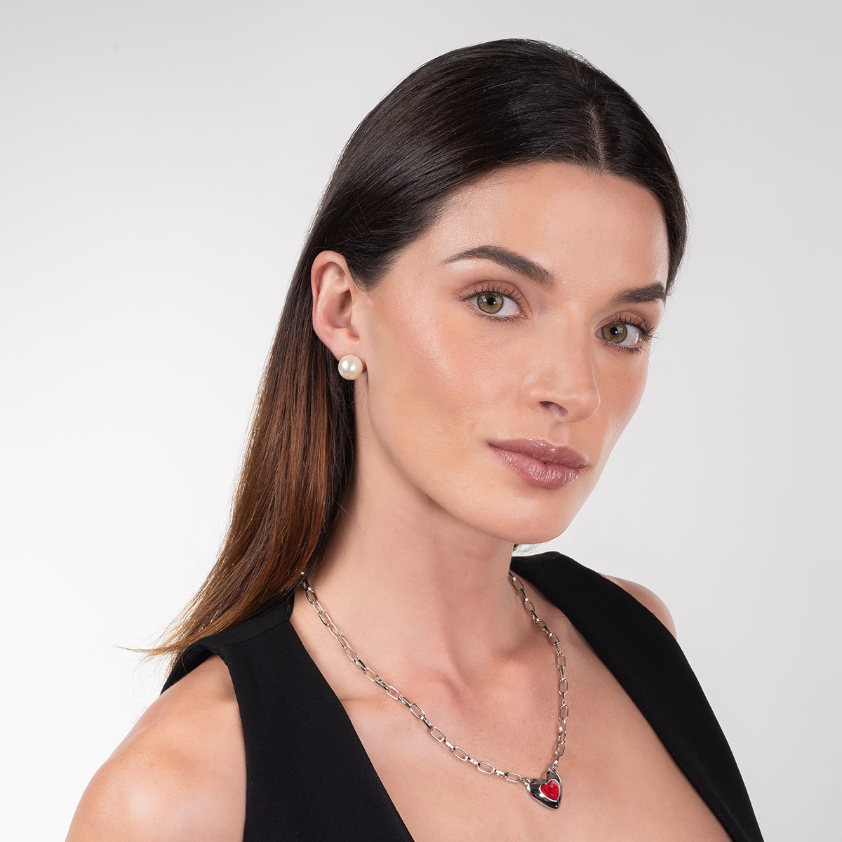 Aretes en baño de rodio con esfera en tono crema diseño liso