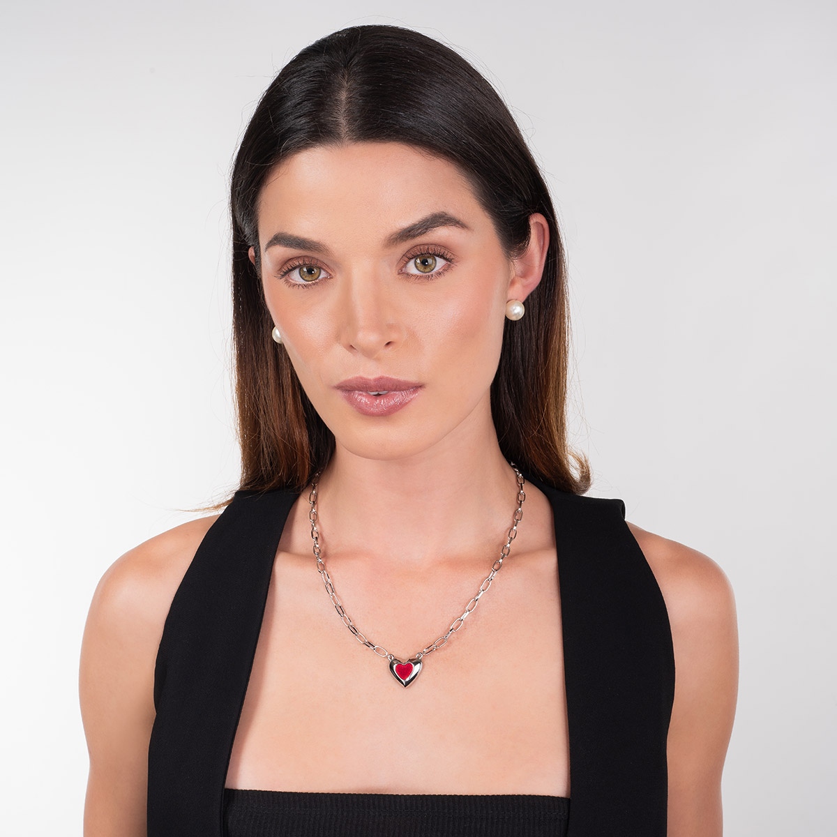 Aretes en baño de rodio con esfera en tono crema diseño liso