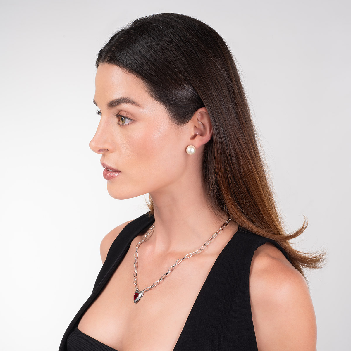 Aretes en baño de rodio con esfera en tono crema diseño liso