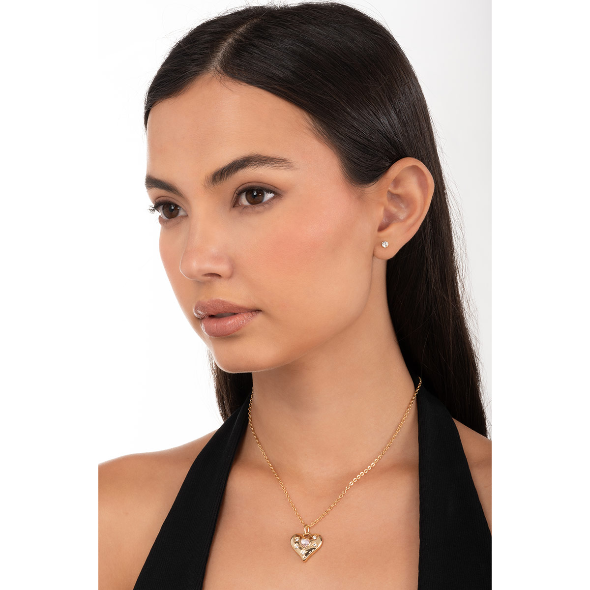 Aretes en baño de oro con un toque brillante que ilumina el rostro y eleva cualquier look con sofisticación y modernidad.