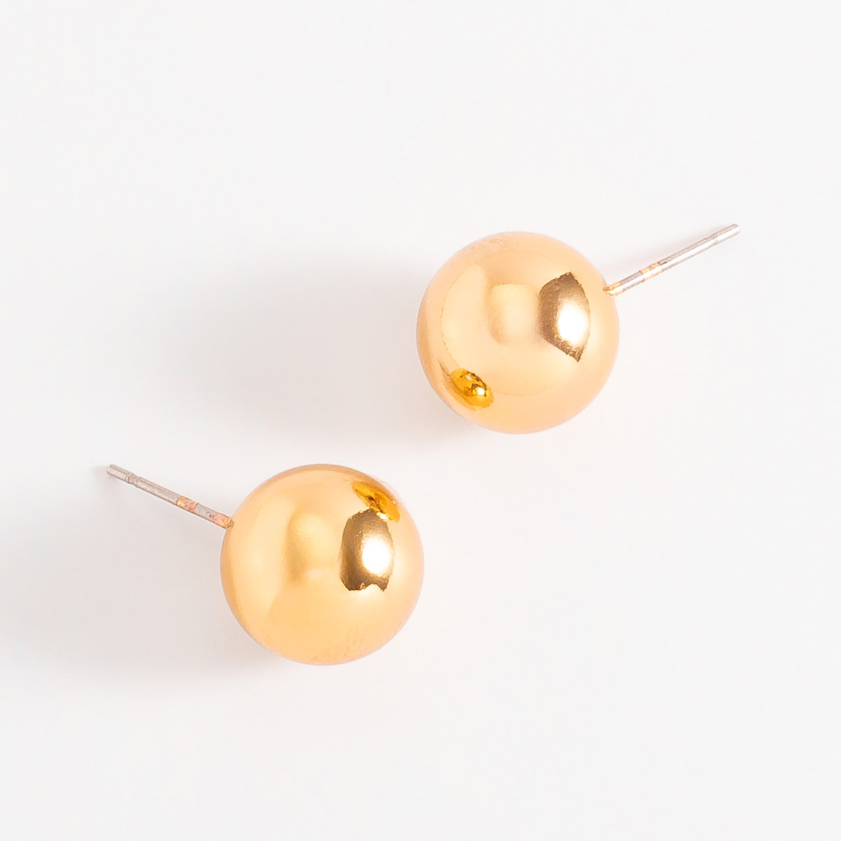 Aretes clásicos en oro 18k con esfera brillante