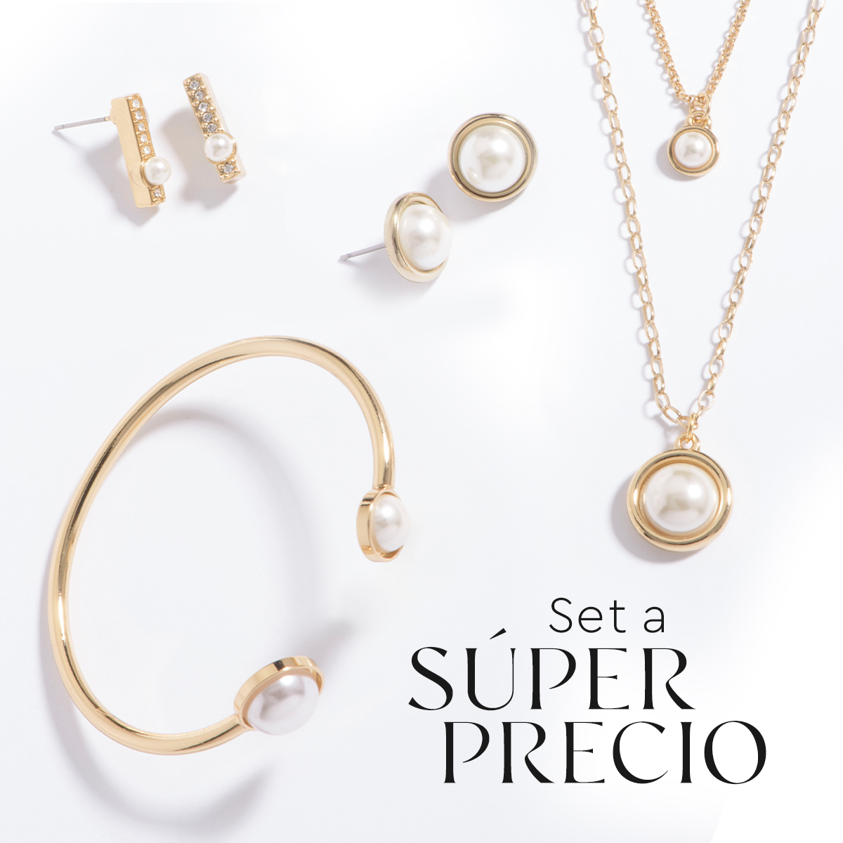 La combinación perfecta de baño de oro de 18k y perlas la encuentras en este set. El primer par de aretes cuenta con un diseño de rectángulo delgado, incrustado con piedras en tono cristal y montado con una perla en tono cream. El segundo par de aretes tiene media perla incrustada, rodeada de una montura dorada. El set incluye un doble collar con dos dijes de media perla montada, una más grande que la otra. Las piezas se completan con una pulsera ajustable, incrustada con dos medias perlas en los extremos.