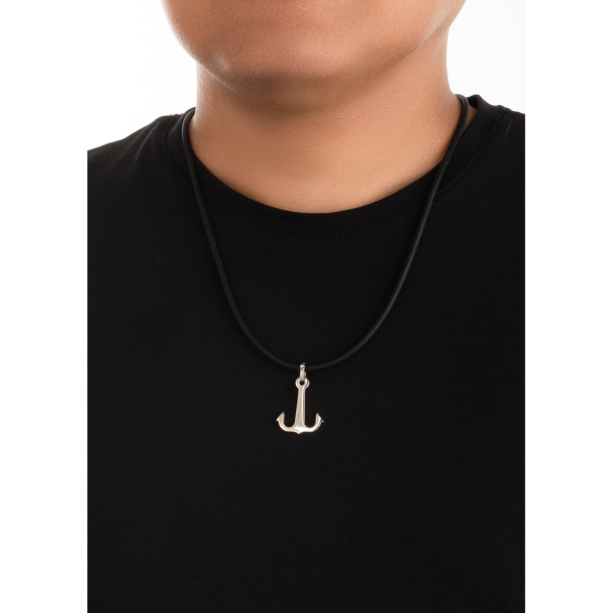 Luce este collar de acero con dije de ancla que enriquece tu estilo con un toque moderno ideal para cualquier ocasión.