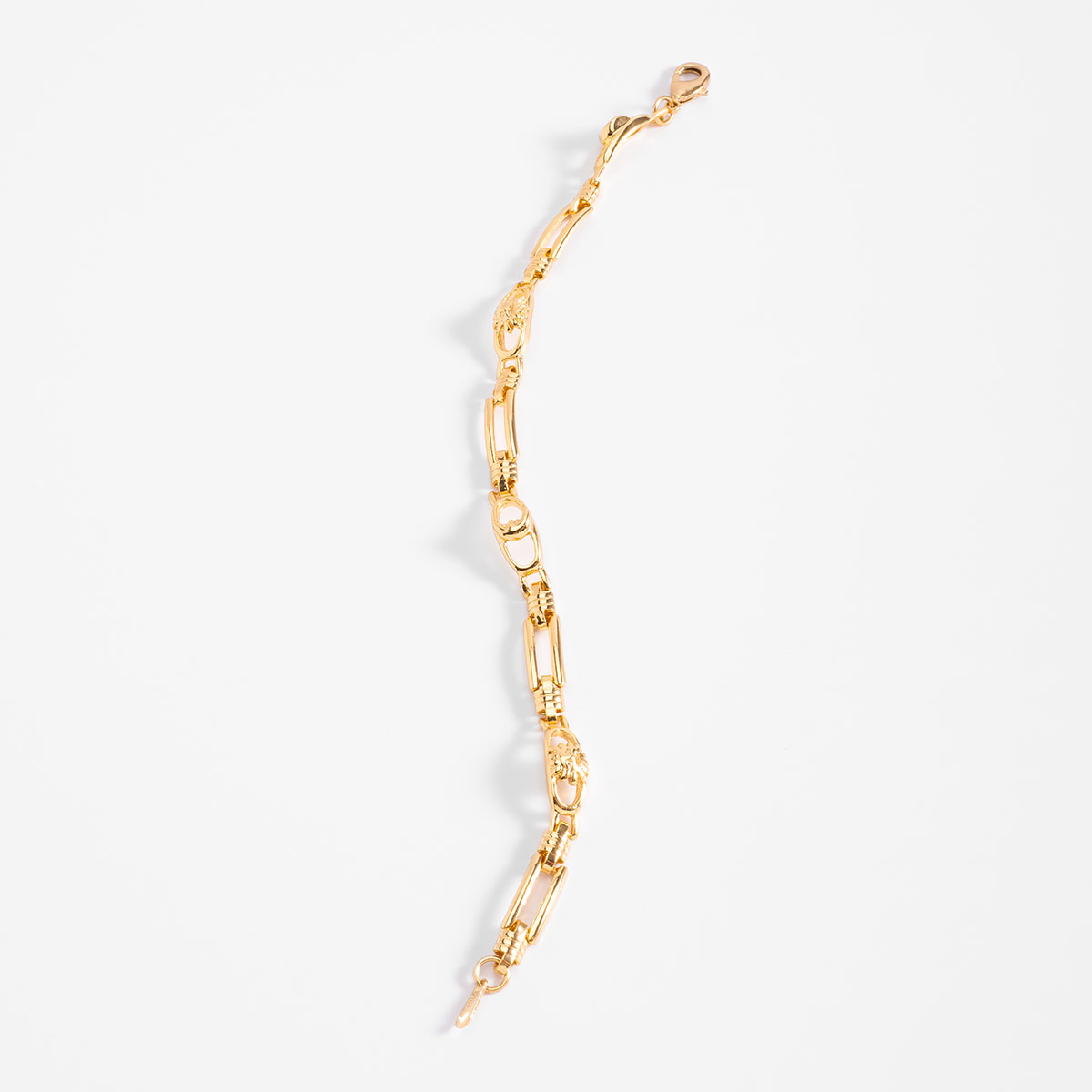 Pulsera en baño de oro con eslabones grabados que aporta carácter y un aspecto moderno a cualquier look, ideal para destacar en el día a día.