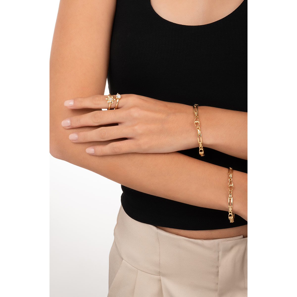 Pulsera en baño de oro con eslabones grabados que aporta carácter y un aspecto moderno a cualquier look, ideal para destacar en el día a día.