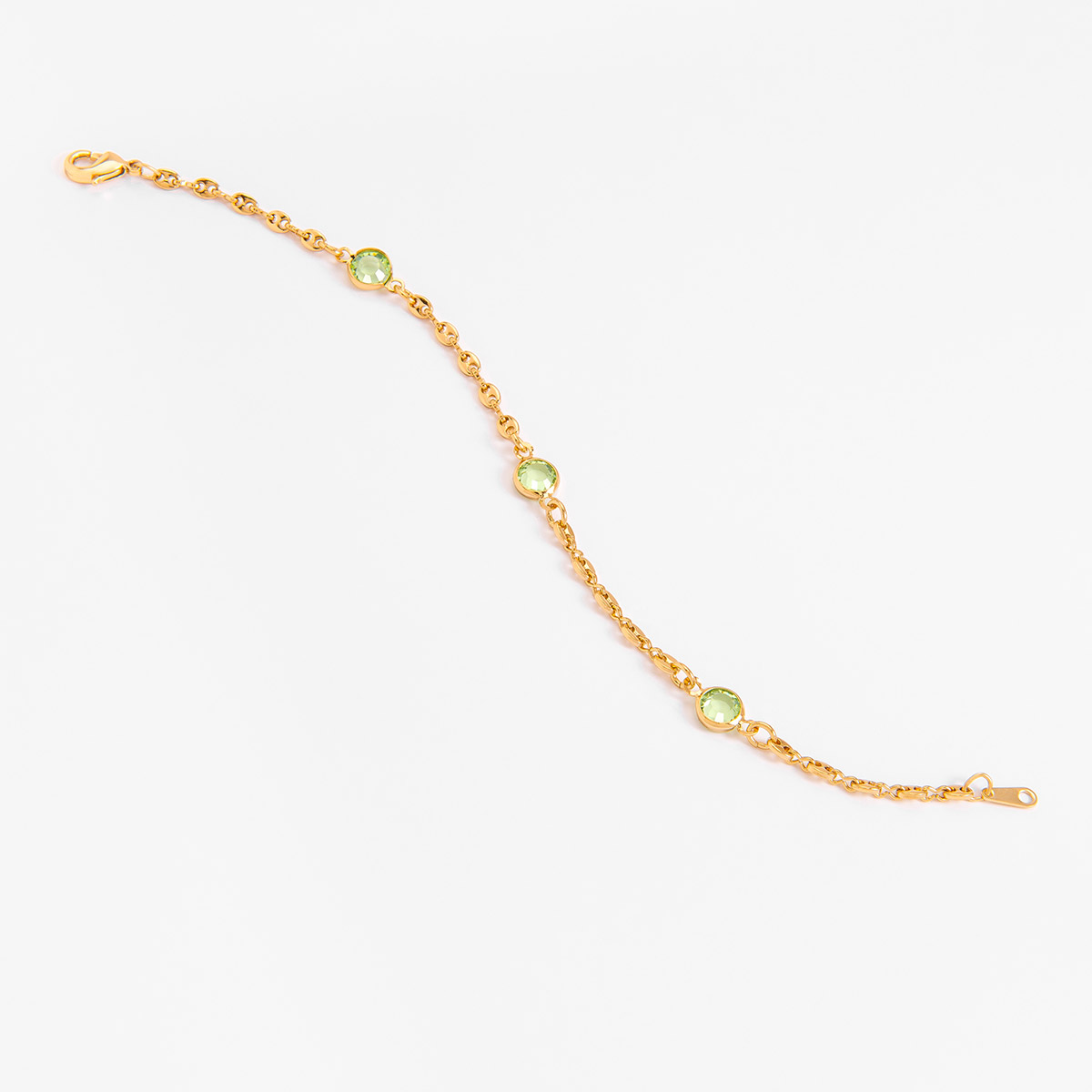 Pulsera en baño de oro, con tres piedras circulares en tono verde claro. 
-        Pulsera
-        19 cm
-        Baño de Oro
-        Piedras en tono verde claro