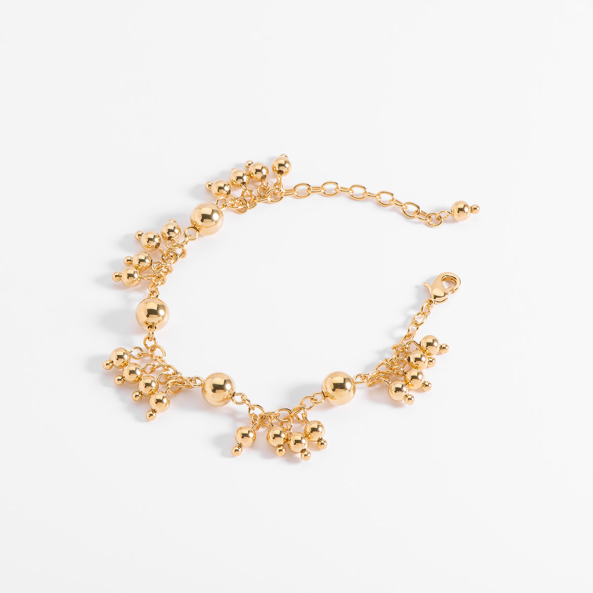 Encuentra un dinámico diseño en esta pulsera con esferas de diferentes tamaños, baño de oro.
-        Pulsera
-        20 cm
-        Baño de Oro 18k
