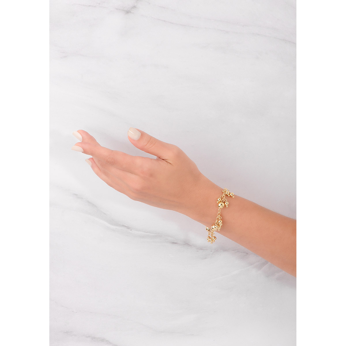 Encuentra un dinámico diseño en esta pulsera con esferas de diferentes tamaños, baño de oro.
-        Pulsera
-        20 cm
-        Baño de Oro 18k
