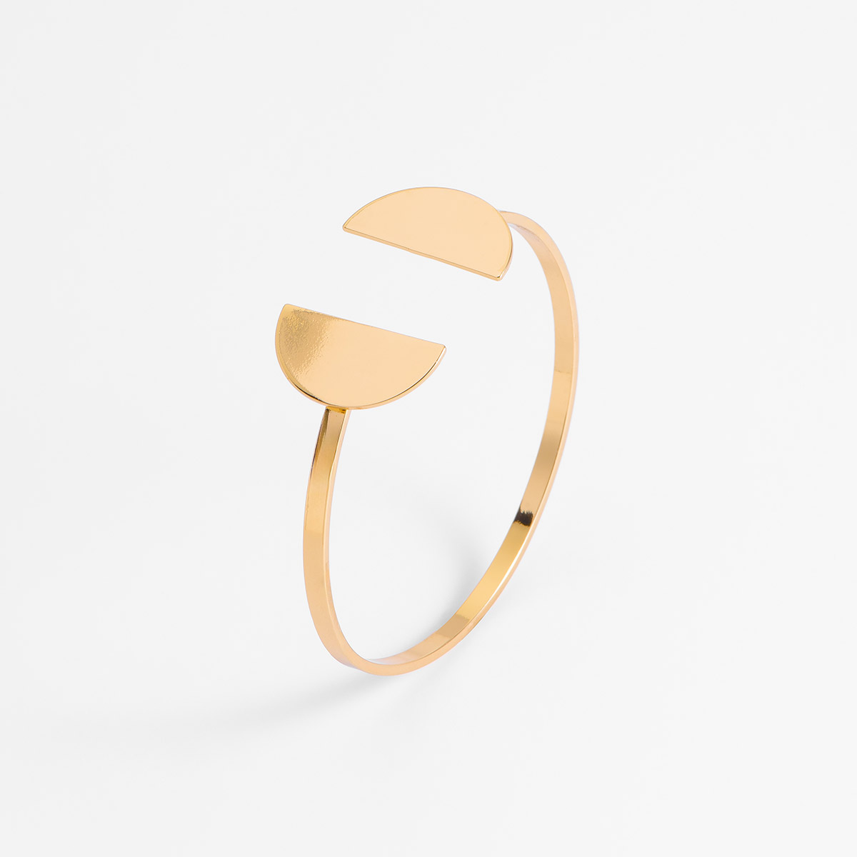 Brazalete ajustable con diseño innovador, con dos semicírculos en baño de oro, que añaden un estilo contemporáneo.
-        Pulsera
-        Medida ajustable
-        Baño de Oro 18k
