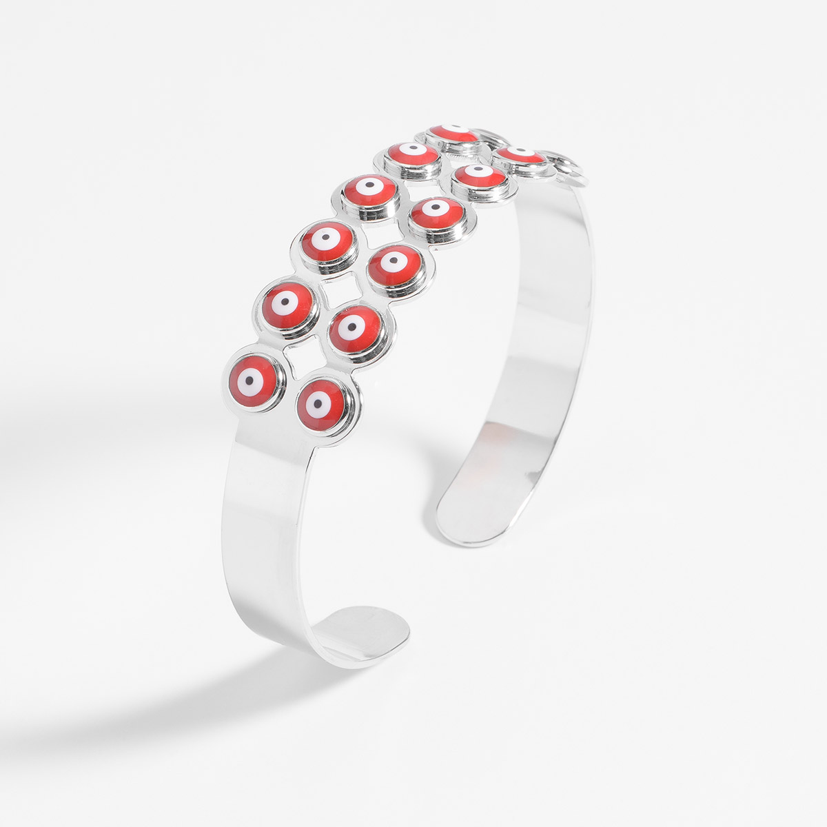 Mística pulsera ajustable en baño de platino, incrustada con catorce ojos turcos en esmalte rojo, blanco y negro. 
-        Pulsera
-        Medida Ajustable
-        Baño de Platino
-        Esmalte en tono rojo, blanco y negro
