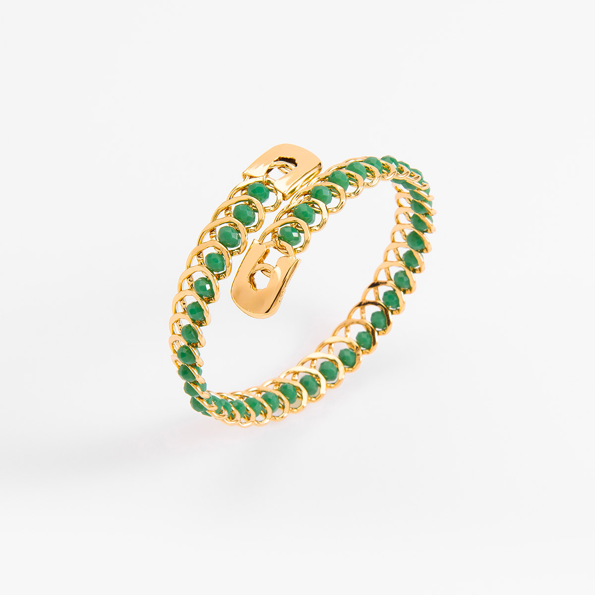 Un diseño de cadena entretejida se mezcla en esta pulsera en baño de oro, con abalorios en tono verde esmeralda. Combínala con tus aretes.
-        Pulsera
-        Medida única
-        Baño de Oro 18k
-        Abalorios en tono verde esmeralda
