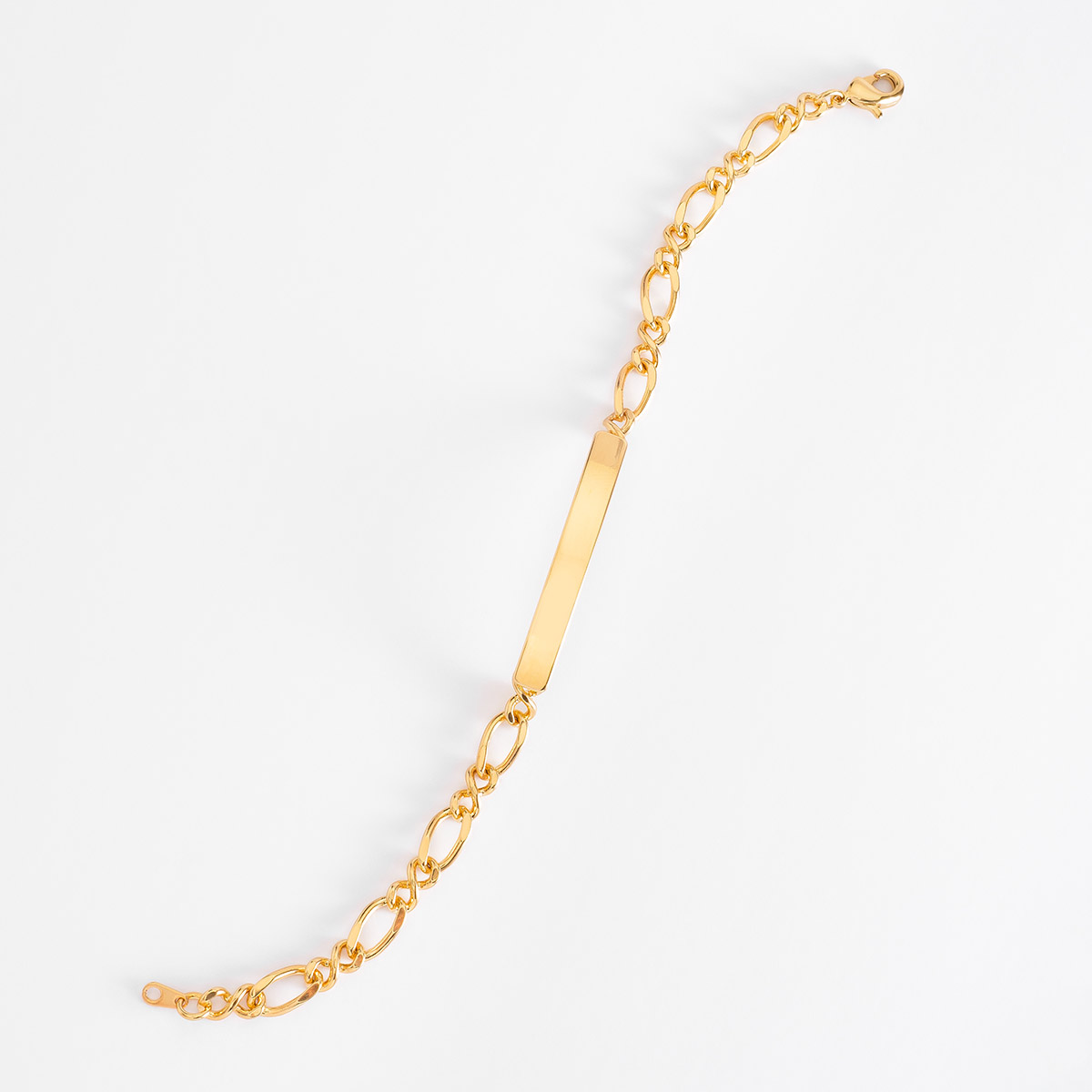 Diseño clásico de esclava en baño de oro, combínala con tus piezas favoritas.
-        Pulsera
-        19 cm
-        Baño de Oro 18k
